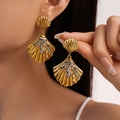 Orecchini a conchiglia dorati con rilievo corallo argento e perle stile spiaggia - Ganci a Conchiglia con Dettagli in Perla e Corallo (Oro)