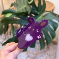 Dettaglio di una pinza per capelli viola a forma di coniglio con un fiocco carino - Viola Coniglio