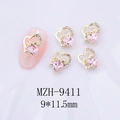 Détail macro du charme d'ongle coeur rose 9x11,5mm avec texte Love et bordure dorée - Style Zirconia Rose avec Base Dorée (9411 Rose)