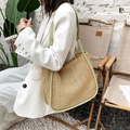 Bolso tote de paja para verano con correas de cuero verde claro llevado por una modelo - Verde
