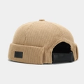 Detailansicht der Cord-Dockermütze mit Lederetikett und verstellbarem Riemen - Verstellbar / Beige