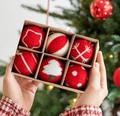 Set de 6 bolas de Navidad de fieltro de lana rojas y blancas con patrones festivos en caja - Estilo de Color Rojo y Blanco (Estilo A) / 6 Piezas/Juego
