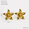 Orecchini a fiore in acciaio inossidabile placcato oro 18k con petali testurizzati - Stile Perla Dorata