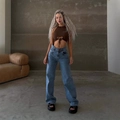 Jeans blu retrò a vita alta e top marrone con allacciatura al collo e cut-out - S / Blu