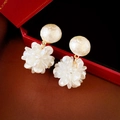 Élégantes boucles d'oreilles fleurs avec perles d'imitation et pétales blancs - Boucle d'oreille pendante fleur perle en acrylique blanc (tige en argent)
