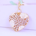 Portachiavi a cuore dorato con rose bianche e cristalli brillanti per borse - Bianco