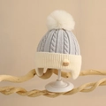 Dettaglio cappello neonato in maglia a trecce con pompon a contrasto e logo CHOCO - Taglia Unica (6 mesi-2 anni) / Grigio/Bianco Sporco