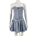 Dettaglio abito denim a fascia celeste con cintura a fibbia e gonna a pieghe corta - S / Blu