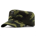 Dettaglio del cappello militare mimetico con stemma in pelle e distintivo in metallo - Mimetico Classico Della Giungla (03)