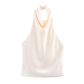 Detailaufnahme des beigen Satin-Neckholder-Tops mit seidiger Textur und elegantem Ausschnitt - S / Weiß