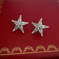 Dettaglio degli orecchini a stella marina con strass su una scatola regalo rossa - Orecchini a Bottone Stella Marina Argento e Cristallo
