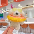 Pendentif chiot en peluche blanc avec lunettes jaunes et anneau de bain donut rose - Style Bichon Blanc / Chien avec Bouée Jaune