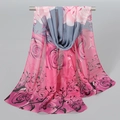 Detaillierte Textur des rosa-grauen Chiffonschals mit elegantem Rosen-Blumendruck - 150x50cm / Rosarot Grau
