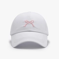 Weiße Baseballkappe mit rosa Schleifenstickerei und Pferdeschwanz-Loch für den Sommer - Weiß