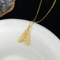 Collier doré avec pendentif lettre A texturé et pierres en zircone blanche - Lettre A