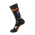 Detailansicht der Socke mit gestrickten Meeresmotiven wie orangefarbenen Krabben - Schwarz Marine (A858)