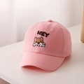 Dettaglio del cappellino rosa per bambini con ricamo cane Shiba Inu e scritta HEY - 52cm / Rosa