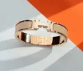 Bracciale rigido a lettera H minimalista in oro rosa con dettagli in smalto beige - 19cm Colore Oro Rosa / Smalto Tè al Latte