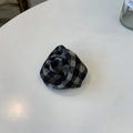 Elastico per capelli a scacchi bianco e nero con morbida trama in tessuto plissettato - Quadri Neri