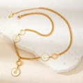 Goldene Edelstahlhalskette mit flacher Kette und weißen muschelähnlichen Anhängern - Weiße Muschel Drei Scheiben Halskette