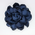 Handgefertigte dunkelblaue Satin-Rosenblüte aus Stoff mit mehrlagigen Seidenblättern - Dual Use (Brosche/Haarspange) / Marineblau