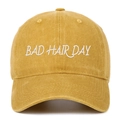 Détail de la broderie blanche BAD HAIR DAY sur casquette en coton lavé jaune moutarde - Taille unique / Jaune