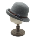 Detalle de sombrero cloche gris oscuro con lazo marrón y suave pompón decorativo - M (56-58cm) / Gris