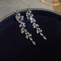 Primer plano de aretes brillantes con flecos en forma de hoja y circón incrustado - Borla de Hoja Plateada (925 Sterling Silver Earring Post)