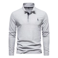 Détail d'un polo gris clair à manches longues avec broderie de cerf et col contrasté - Gris