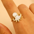 Anello a forma di polpo dorato con dettagli in smalto bianco e fascia a spirale - Polpo Bianco (7584)