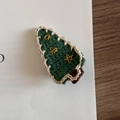 Close-up of a handmade knitted Christmas tree hair clip with golden star embroidery - Christmas Tree - Three Stars