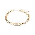 Dettaglio del bracciale a catena dorato con ciondolo a stella in zircone su sfondo bianco - Lucchetto a stella