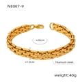 Dettaglio ravvicinato del bracciale in acciaio al titanio dorato con trama a cinturino - Oro Lettera Chiusura a Moschettone-20cm