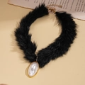 Dettaglio di girocollo in visone vintage con grande perla ovale e parti dorate - Collana-Nero / Nero