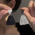 Asymmetrische geometrische Silberohrringe mit schwarz-silbernem strukturiertem Design - Silbernadel Tropföl Asymmetrischer Stil / Silber & Schwarz