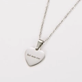 Macro del ciondolo a cuore con incisione Best Mom Ever su una sottile catena d'argento - Colore Acciaio Best Mom Ever