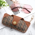 Funda de gafas de cuero marrón y pata de gallo con hebilla dorada y gafas de sol rosa - Pata de Gallo Colorido