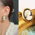 Pendientes vintage ovalados dorados con relieve de retrato en blanco y negro - Camafeo Blanco Negro Vintage (Estilo 8)