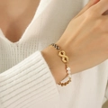 Bracciale dorato con simbolo dell'infinito, perline nere e piccole perle bianche al polso - E382 - Bracciale In Oro - 17+3cm