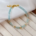 Detail eines facettierten Perlenarmbands in Hellblau und Orange in einer Schmuckschatulle - Armband (HB4223) / Gold-Blau