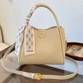 Bolso cubo de cuero beige con pañuelo de cuadros y correa de hombro ajustable - Blanco Roto