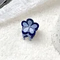 Petite pince à cheveux fleur en acétate bicolore bleu avec un strass central brillant - Bleu