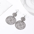 Gros plan détaillé de boucles d'oreilles pendantes rondes ajourées noires vintage - Noir Fusil (10786)
