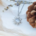 Collar con colgante de sol radiante e incrustación redonda de ojo de gato en acabado plateado - Sol Giratorio (XL1869) / Plateado