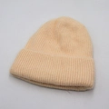 Bonnet en maille minimaliste abricot clair avec texture côtelée et revers chaud plié - Taille unique / Chameau