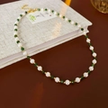 Dettaglio della collana di perle e perline verdi sfaccettate con chiusura a moschettone dorata - Collana Verde-Bianco