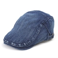 Detail van gewassen blauwe denim ivy pet met versleten randen en metalen verstelgesp - Verstelbaar / Donkerblauw