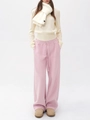 Vue détaillée du pantalon rose associé à un pull en maille et une écharpe crème - S / Rose Doublé