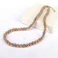 Primer plano de collar de cuentas tricolor con esferas metálicas en oro plata y rosa - Collar