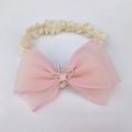 Dettaglio della fascia neonata con fiocco in chiffon rosa, corona strass e pizzo - Stile S Corona / Rosa Pesca